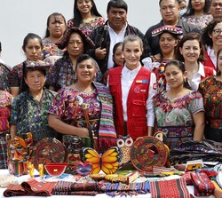 Doña Letizia junto a vecinos , autoridades y corporación municipal de San José Chacayá